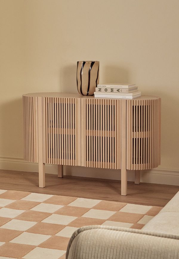 Beige Ellos Home-skåp i otroligt fin modell.