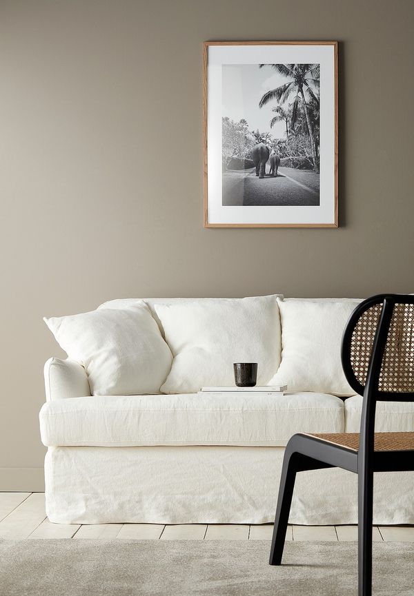 Komfortabel vit soffa 2025 från Ellos Home.