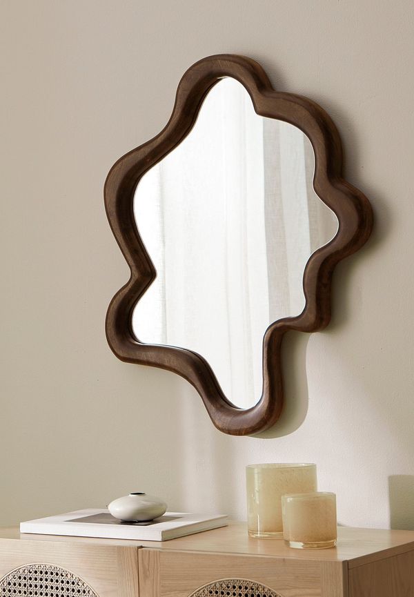 Cool väggspegel i brunt från Ellos Home.