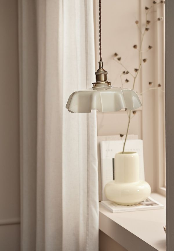 Gul Ellos Home-lampa i modern modell.