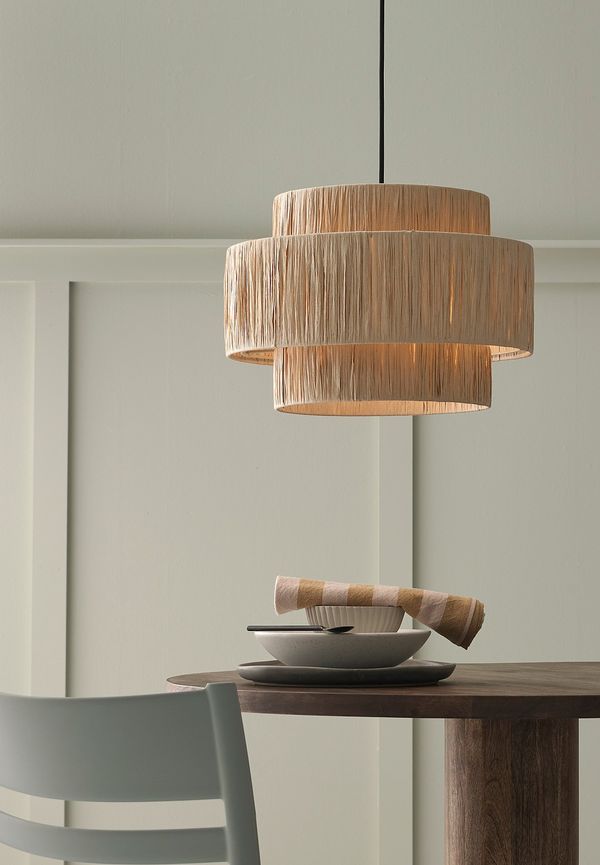Svart Ellos Home-lampa i modern modell.