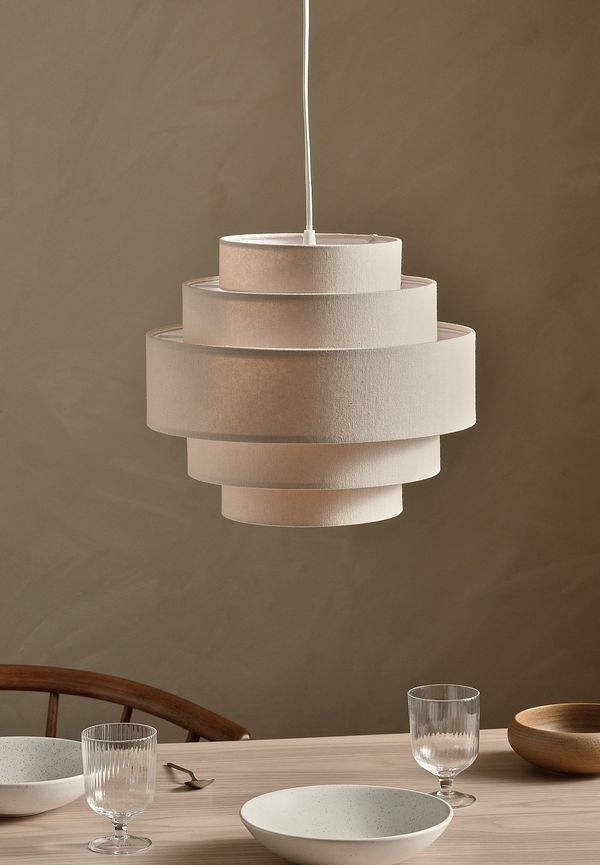 Beige Ellos Home-taklampa i komfortabel modell.