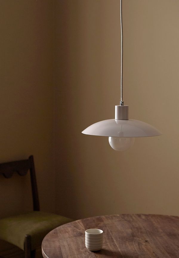 Riktigt trendig beige lampa 2025 från Ellos Home.
