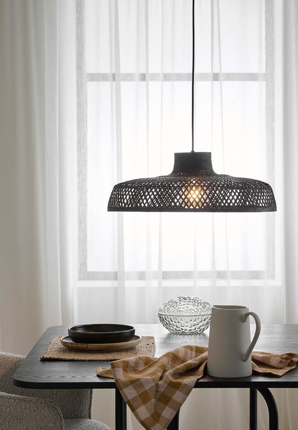 Trendig svart lampa 2025 från Ellos Home.