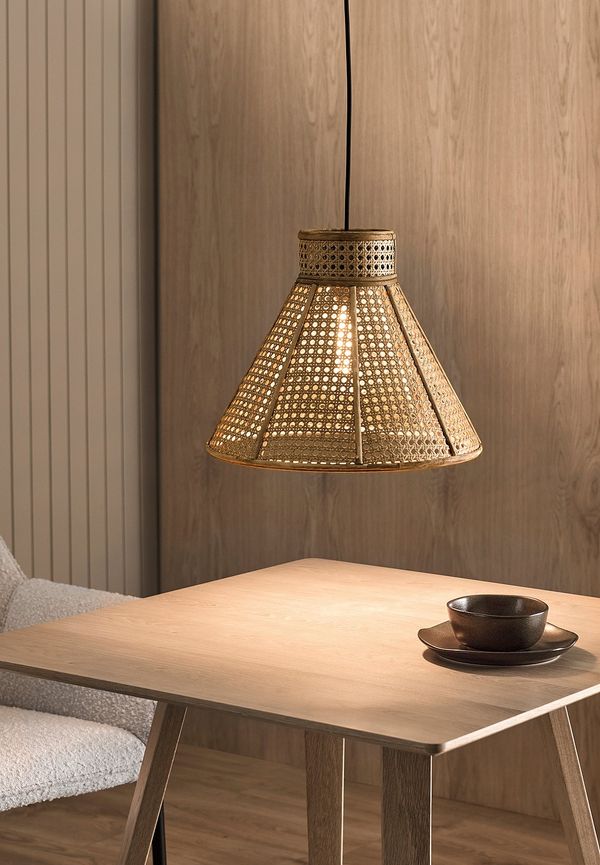 Elegant taklampa i brunt från Ellos Home.