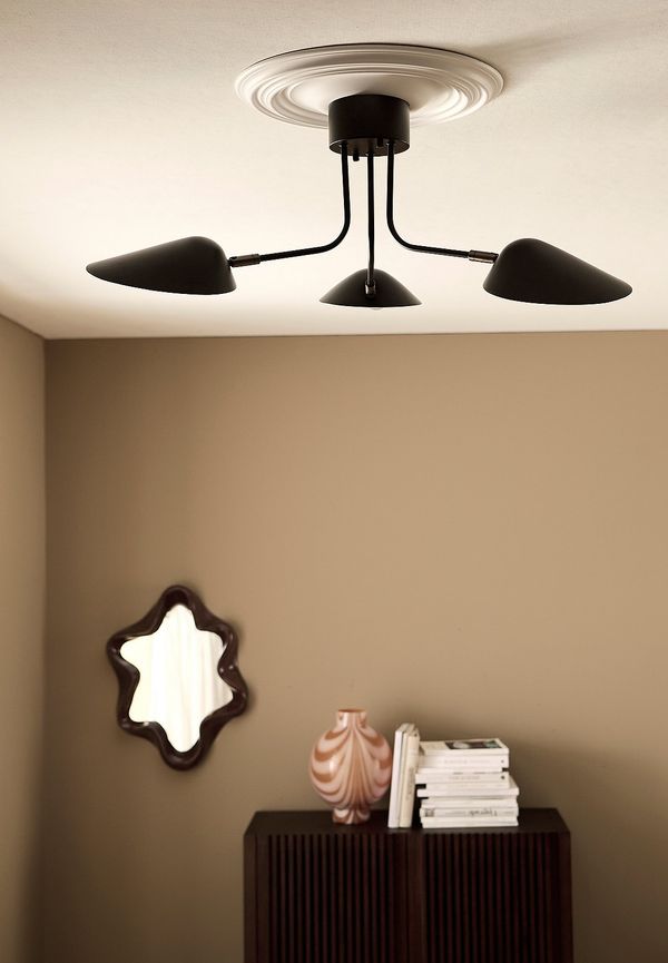 Cool svart lampa 2025 från Ellos Home.