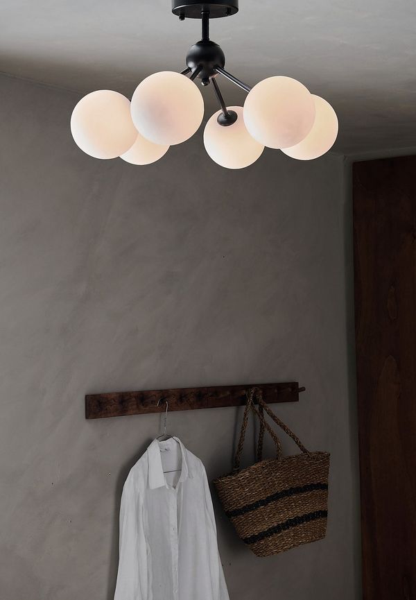 Klassisk svart lampa 2025 från Ellos Home.