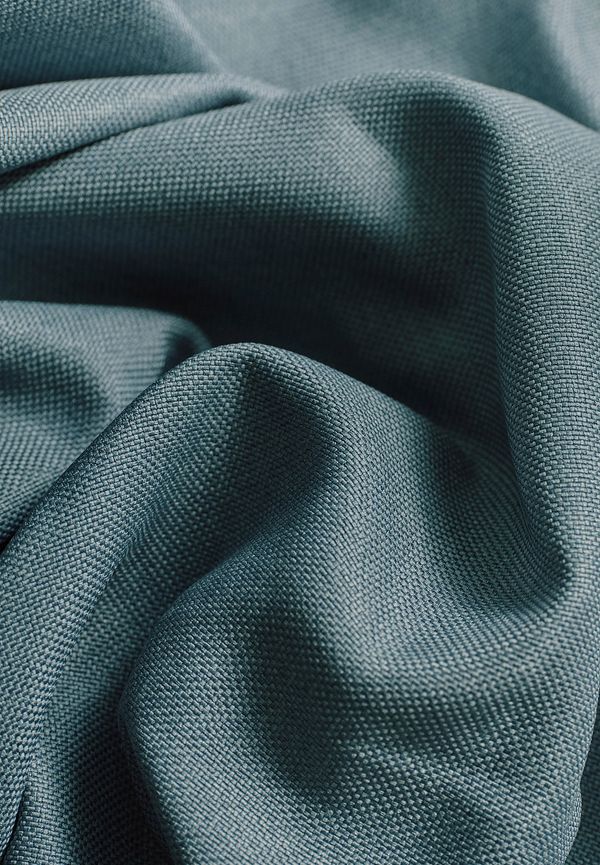 Blå Ellos Home-mörkläggningsgardin i otroligt snygg modell.