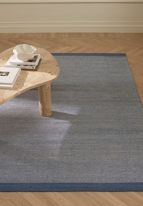 Cool ellos matta i blå färg gjord i ull.