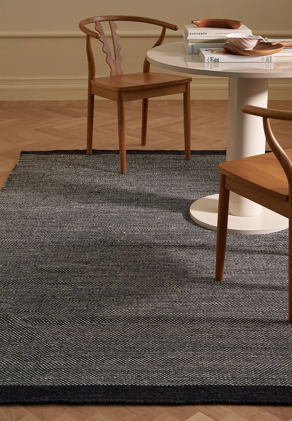 Svart Ellos Home-matta i superfin modell.