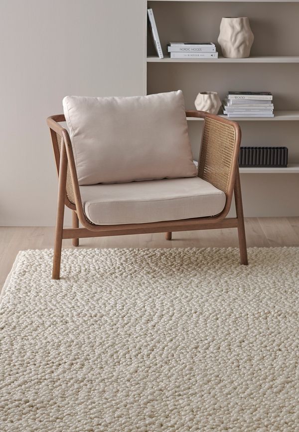 Riktigt trendig vit ullmatta 2025 från Ellos Home.