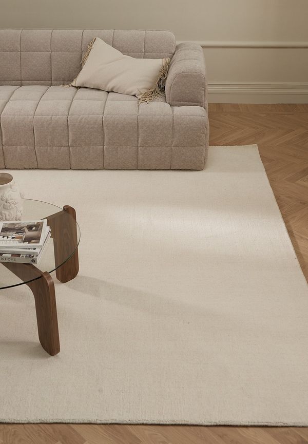 Vacker ellos matta i vit färg gjord i ull.