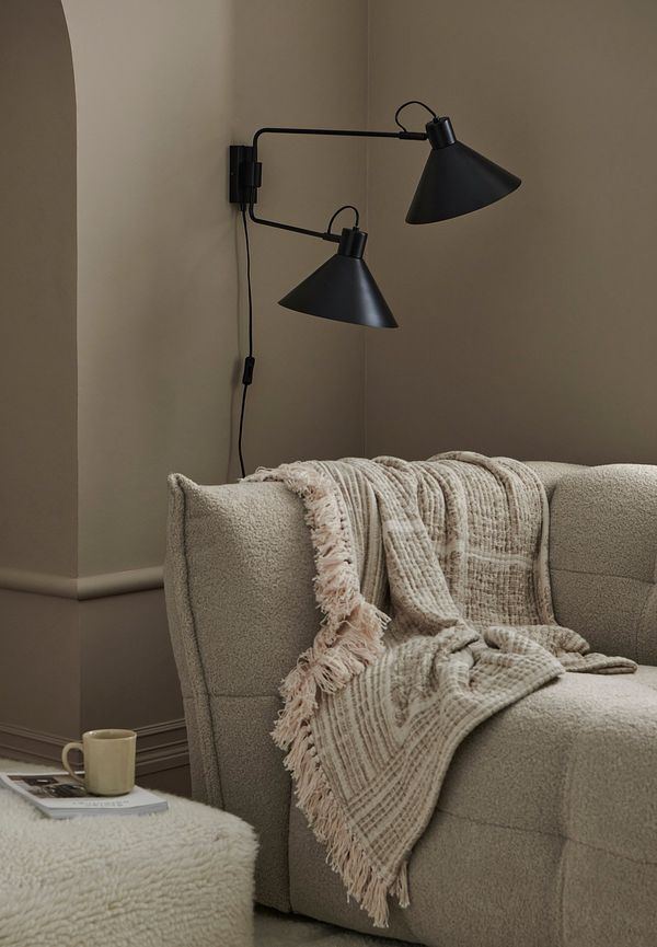 Stilriktig vägglampa i svart från Ellos Home.