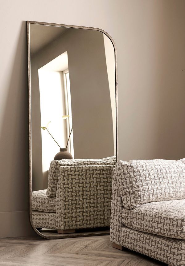 Snygg spegel 2025 från Ellos Home.