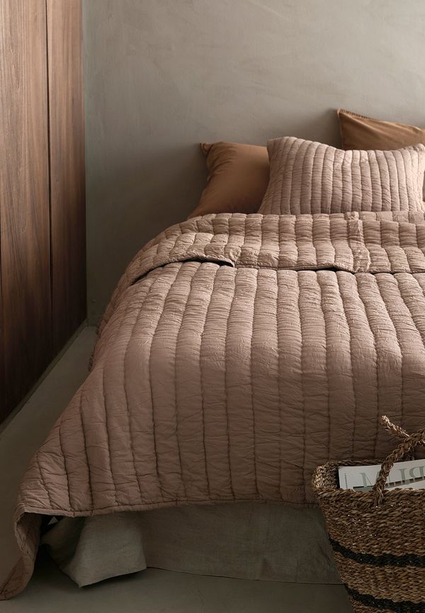 Riktigt trendig brun säng 2025 från Ellos Home.