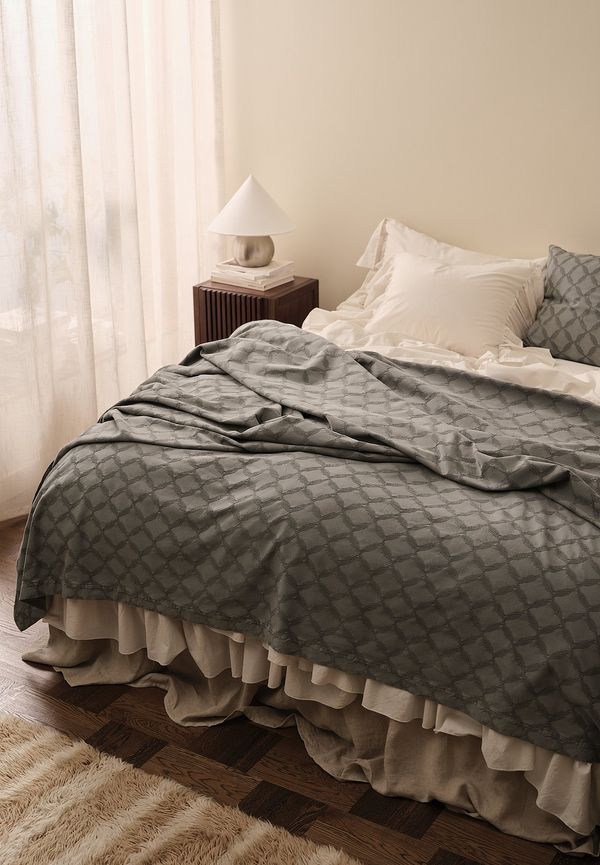 Smickrande grå bomullssäng 2025 från Ellos Home.