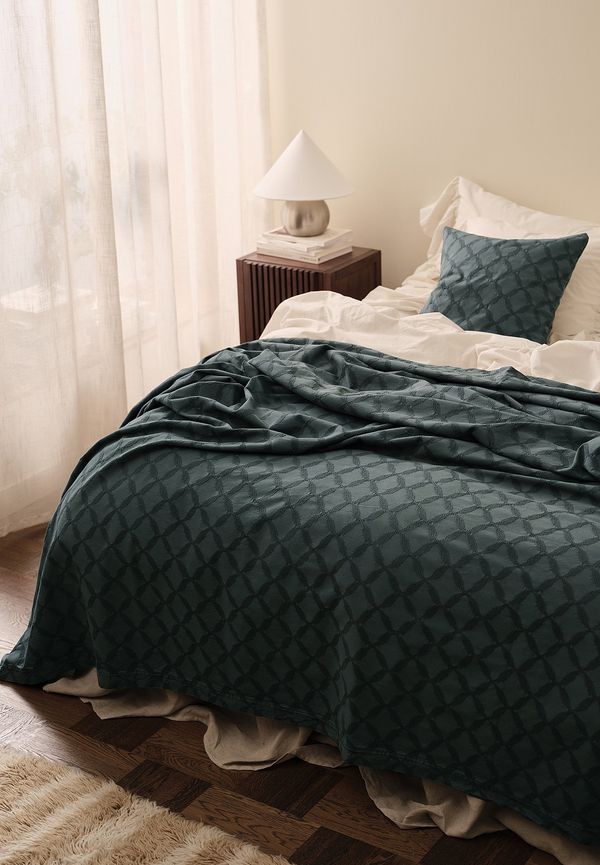 Fin ellos säng i grön färg gjord i bomull.