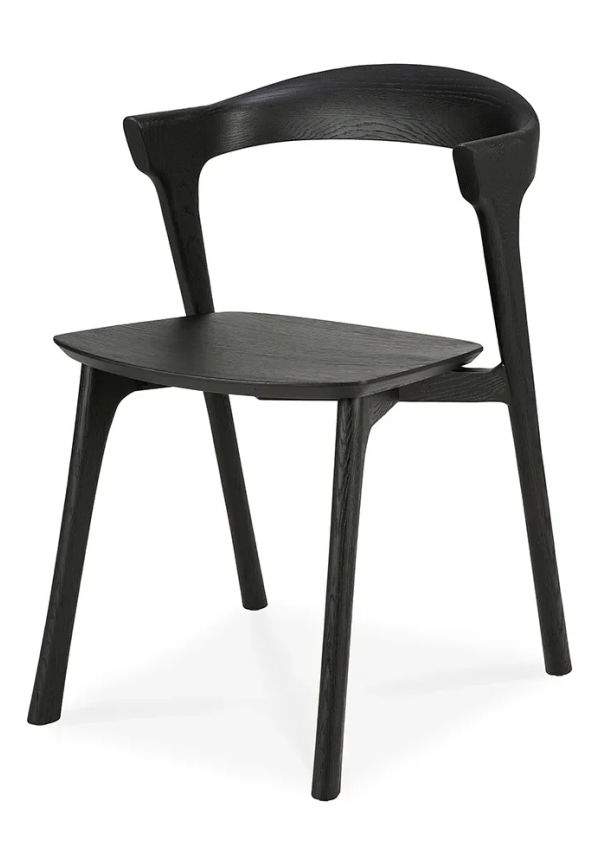 Modern matstol i ek 2025 från Ethnicraft.