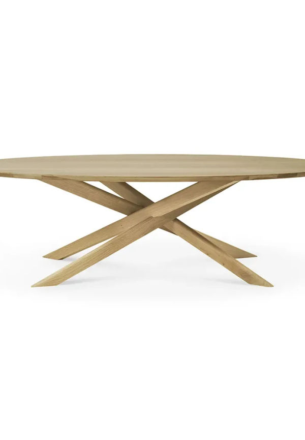 Jättesnygg ekmatbord 2025 från Ethnicraft.