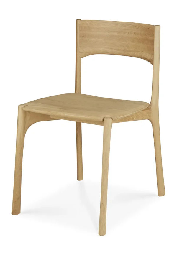 Härlig stol i ek från Ethnicraft.