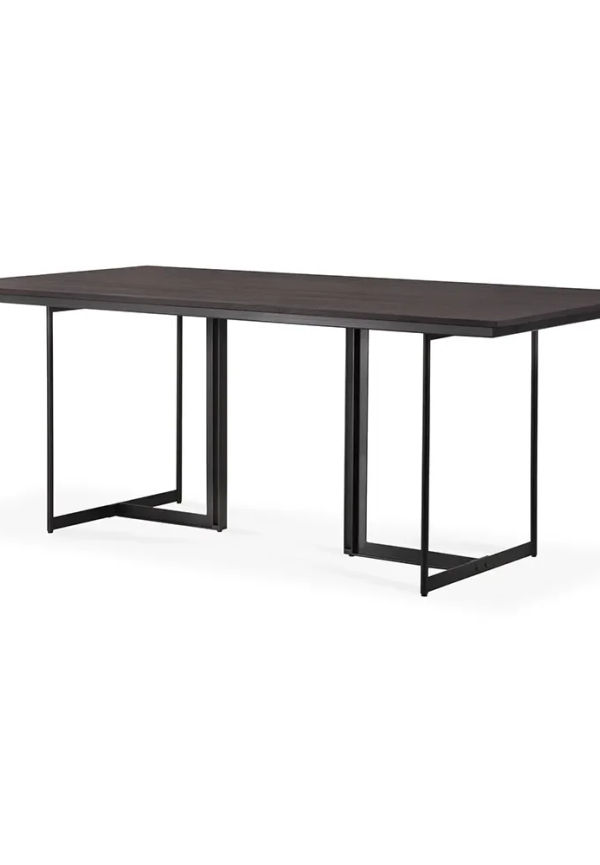 Elegant bord som passar bra vid många olika tillfällen.