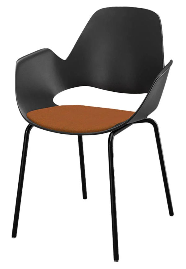 Stilren svart stol 2025 från Houe.