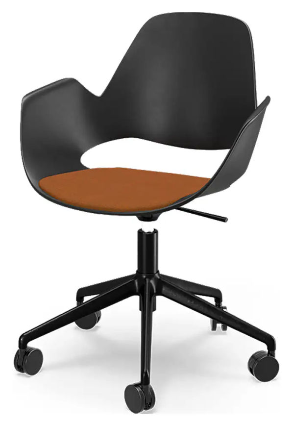 Mysig svart stol 2025 från Houe.