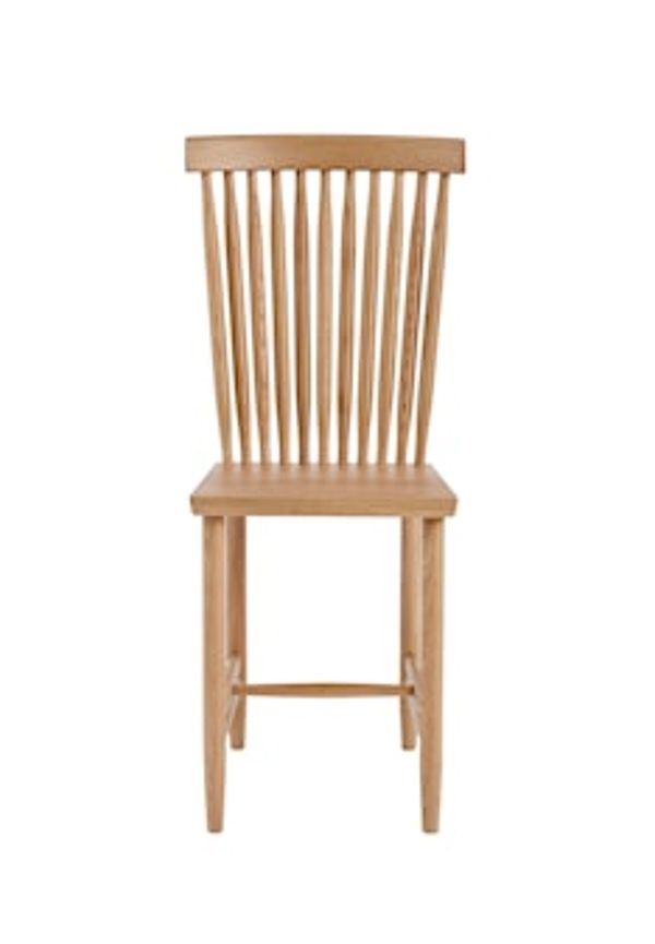 Elegant matbordsstol i ek 2025 från Design House Stockholm.