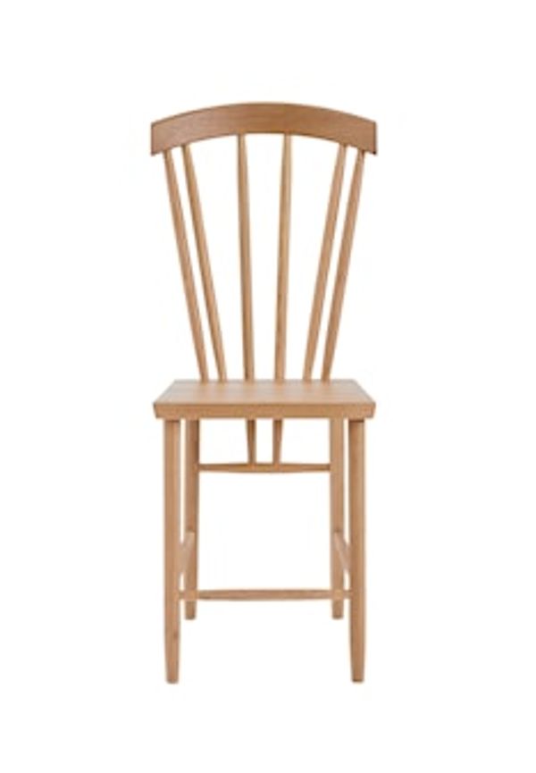 Söt matbordsstol i ek från Design House Stockholm.