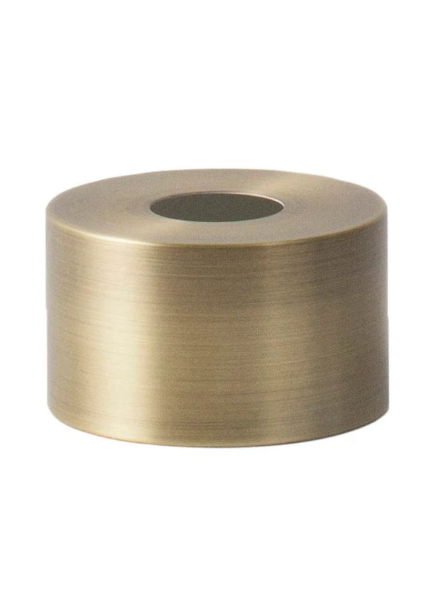 Jättesnygg guldfärgad lampa 2025 från FERM LIVING.