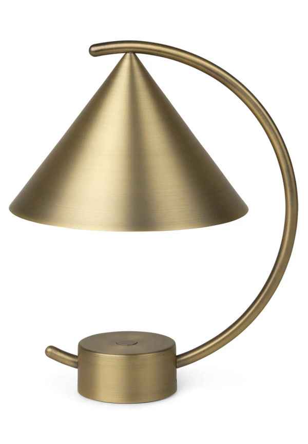 Guldfärgad FERM LIVING-lampa i jättefin modell.