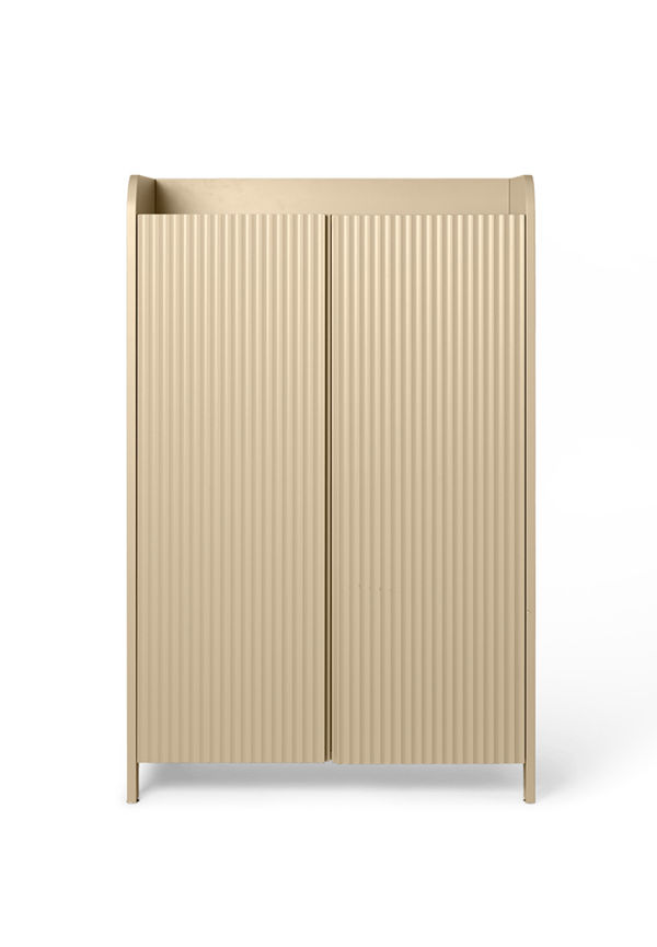Beige FERM LIVING-skåp i ikonisk modell.