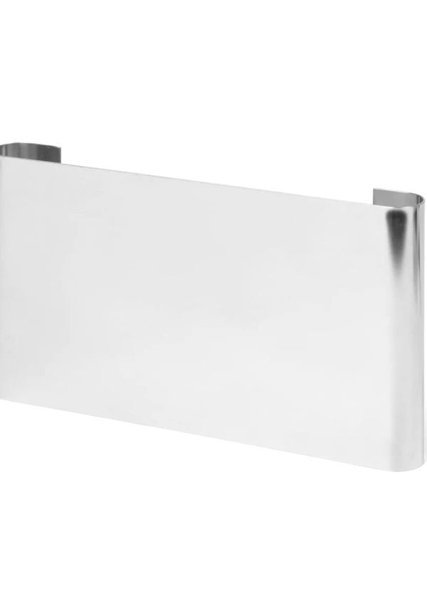 Trendig spegel i silverfärgade från FERM LIVING.