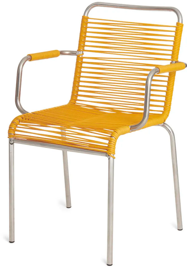 Komfortabel karmstol 2024 från Fiam.