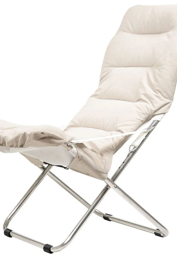 Härlig beige möbel i aluminium från Fiam.