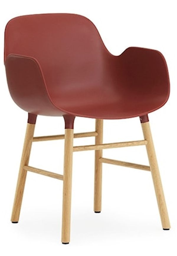 Superfin röd stol 2025 från Normann Copenhagen.