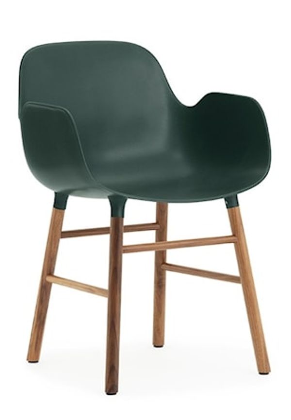 Superfin vit stol i valnöt från Normann Copenhagen.