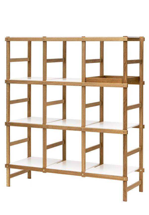 Bokhylla i ek som passar perfekt till våren 2025!