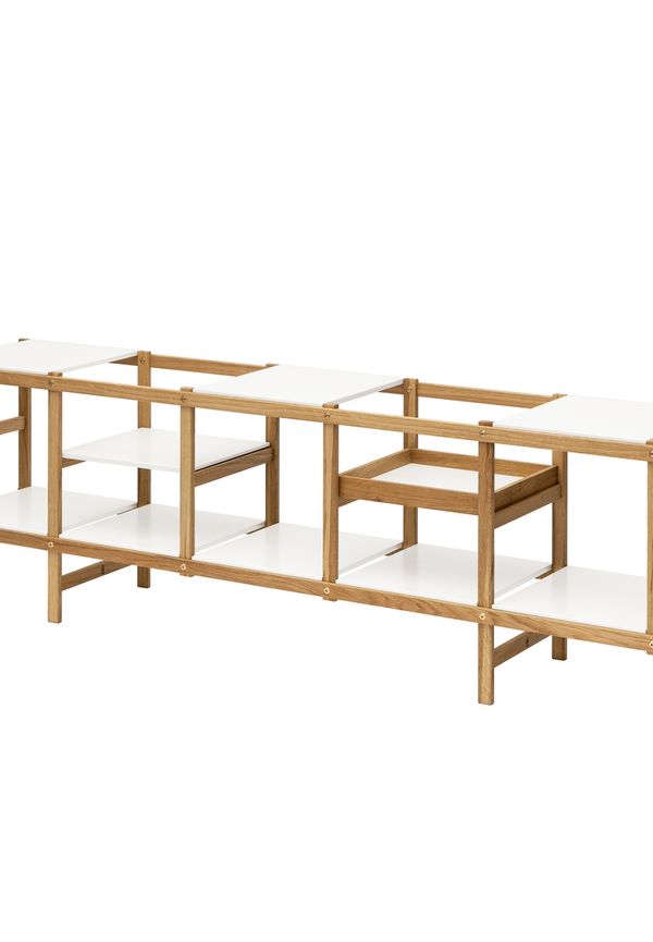 Bokhylla i ek som passar perfekt till våren 2025!