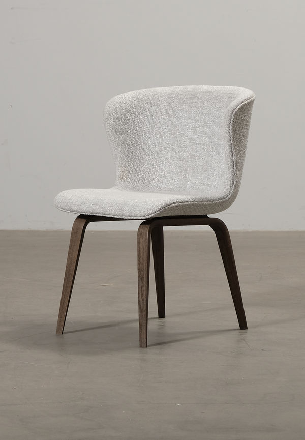 Stilren grå stol i ek från Friends & Founders.