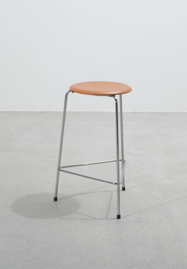 Jättefin barpall 2025 från Fritz Hansen.