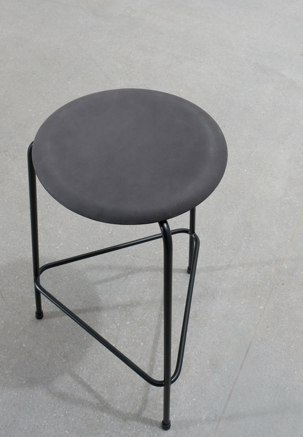 Klassisk svart pall 2025 från Fritz Hansen.