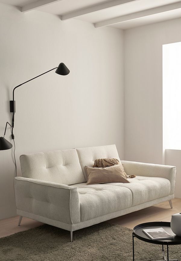 Klassisk soffa i vit färg gjord i bomull.