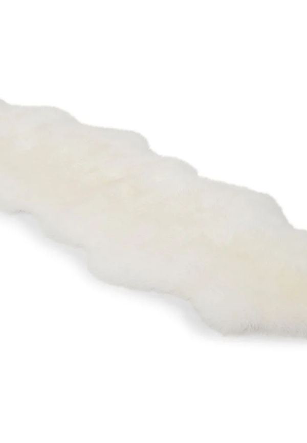 Superfin vit möbel i fårskinn från Hillerstorp.