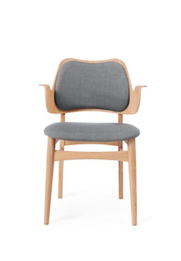 Modern grå stol i ek från Warm Nordic.