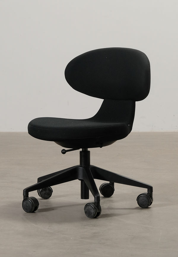 Otroligt snygg svart stol 2025 från Girsberger.