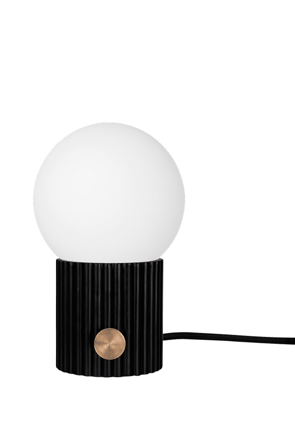 Svart lampa som passar perfekt till våren 2025!