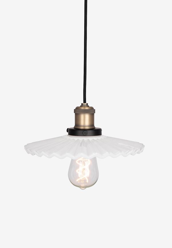 Vit Globen Lighting lampa som passar perfekt till sommaren 2025!