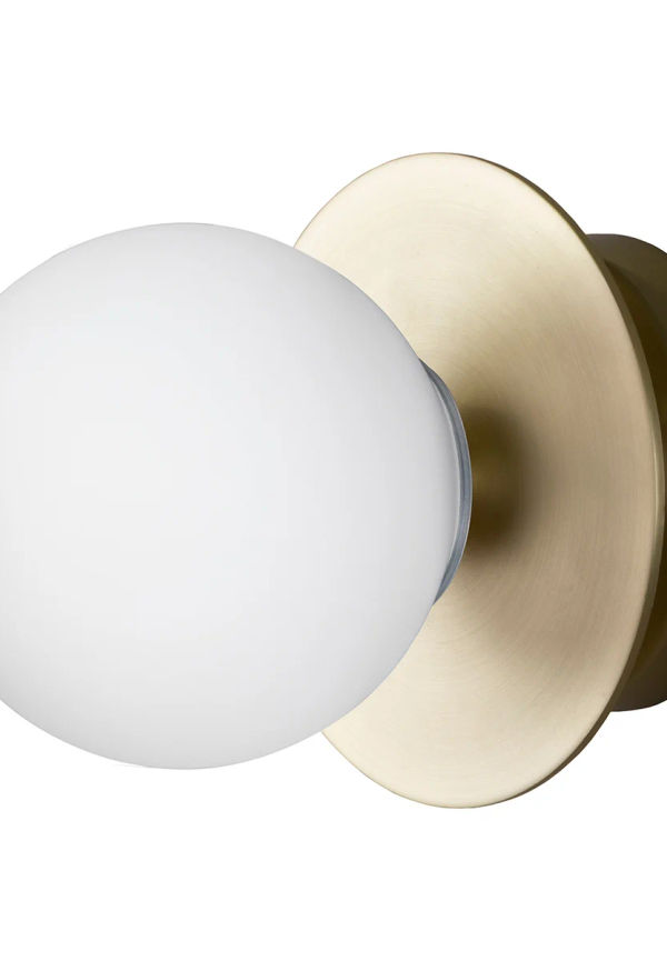 Guldfärgad Globen Lighting-vägglampa i jättefin modell.