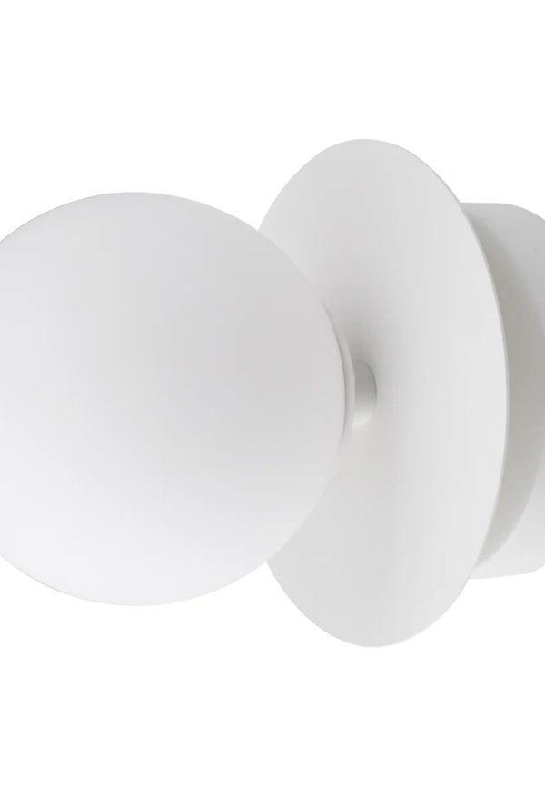 Snygg vit vägglampa 2025 från Globen Lighting.